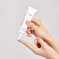 Contorno de ojos refrescante y antiedad con soya fermentada