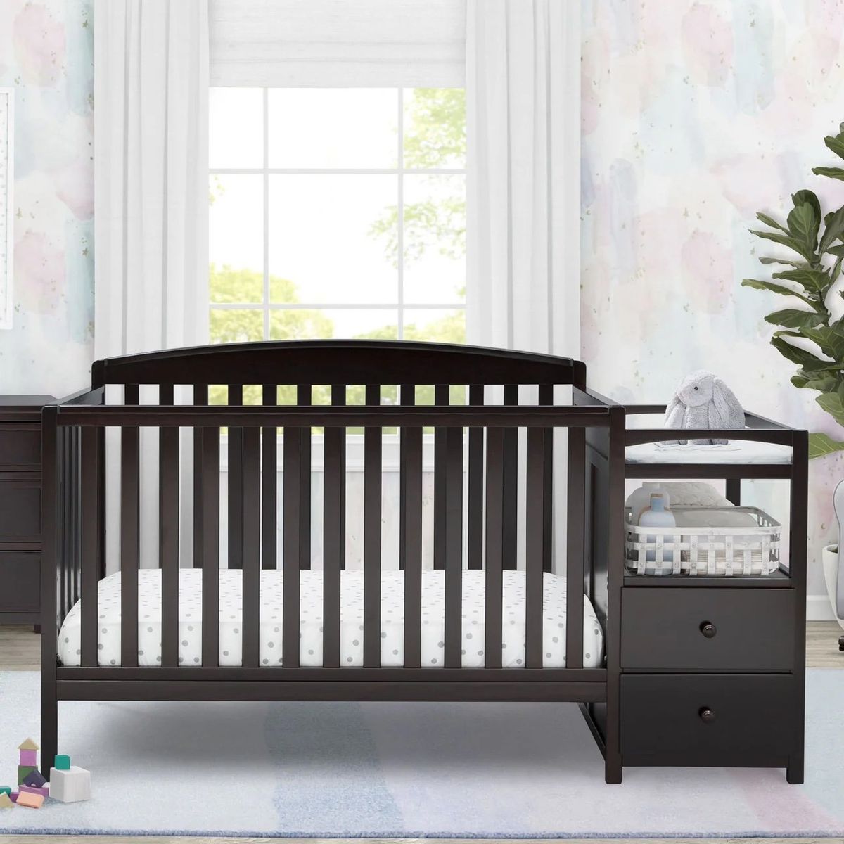 DELTA CHILDREN - Cuna convertible y mudador Royal Cherry