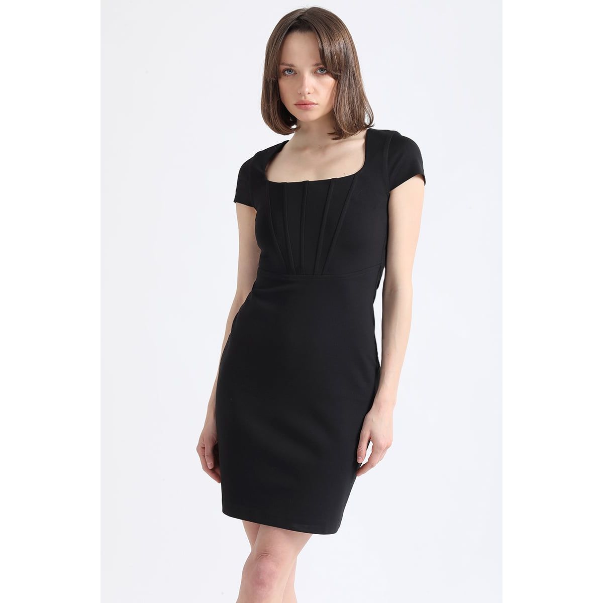 LIOLA - Vestido Entallado, Cortes Corse, Negro Liola