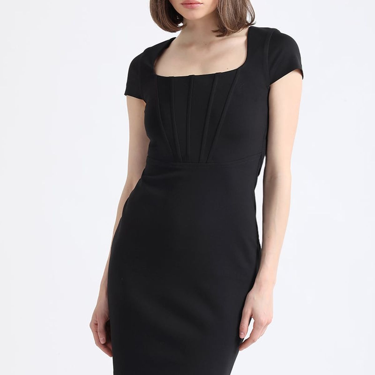 LIOLA - Vestido Entallado, Cortes Corse, Negro Liola