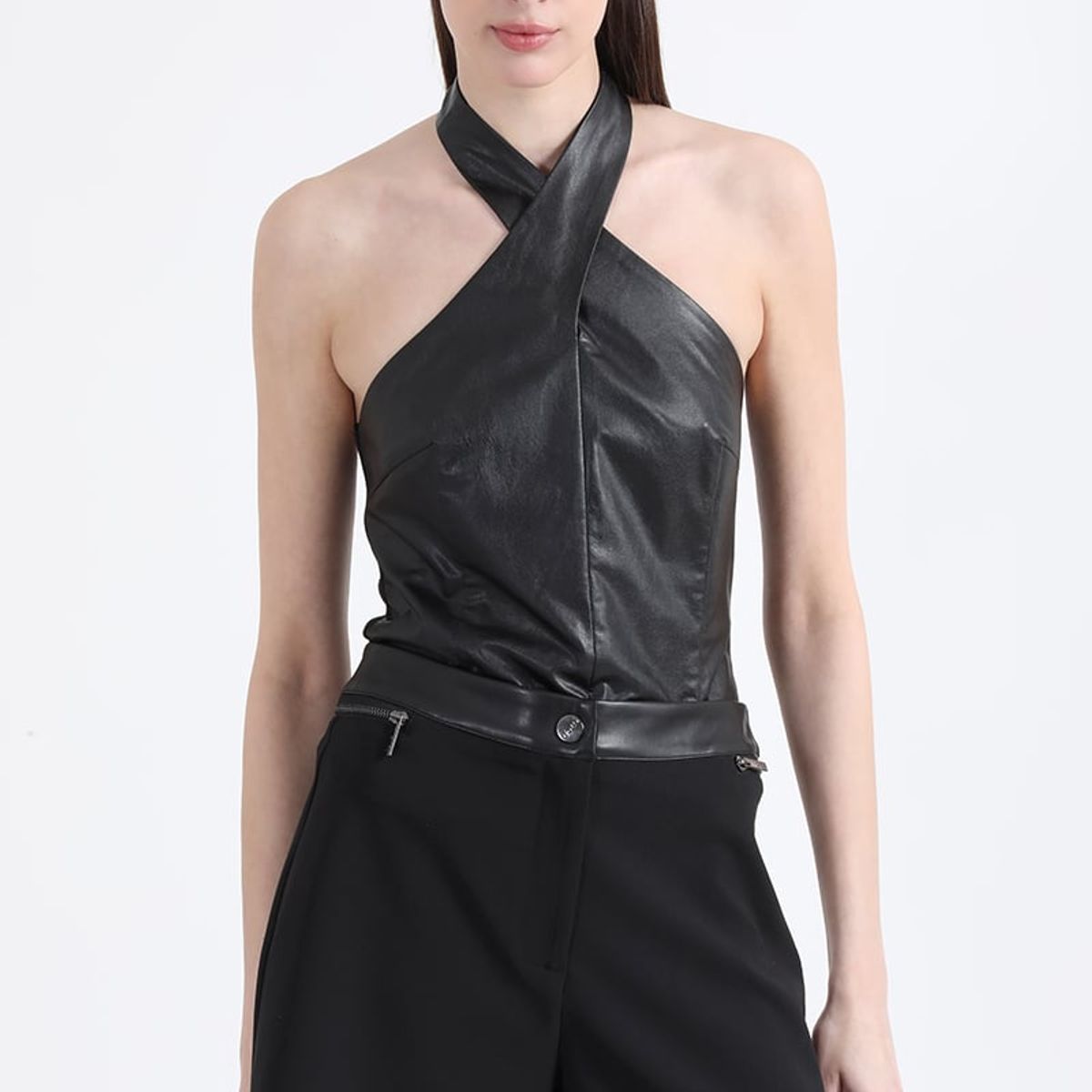 LIOLA - Top Halter Cruzado, Negro Liola