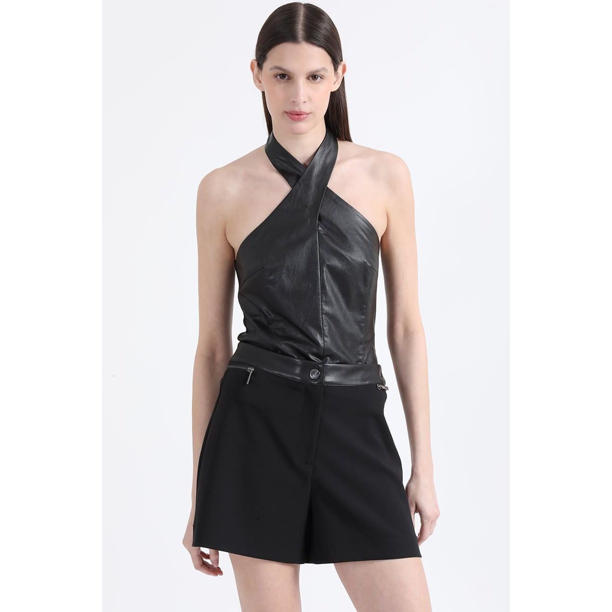 LIOLA - Top Halter Cruzado, Negro Liola