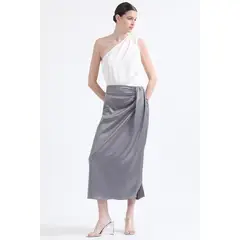 LIOLA - Falda Midi Cruce Asimetrico, Satin Plateado