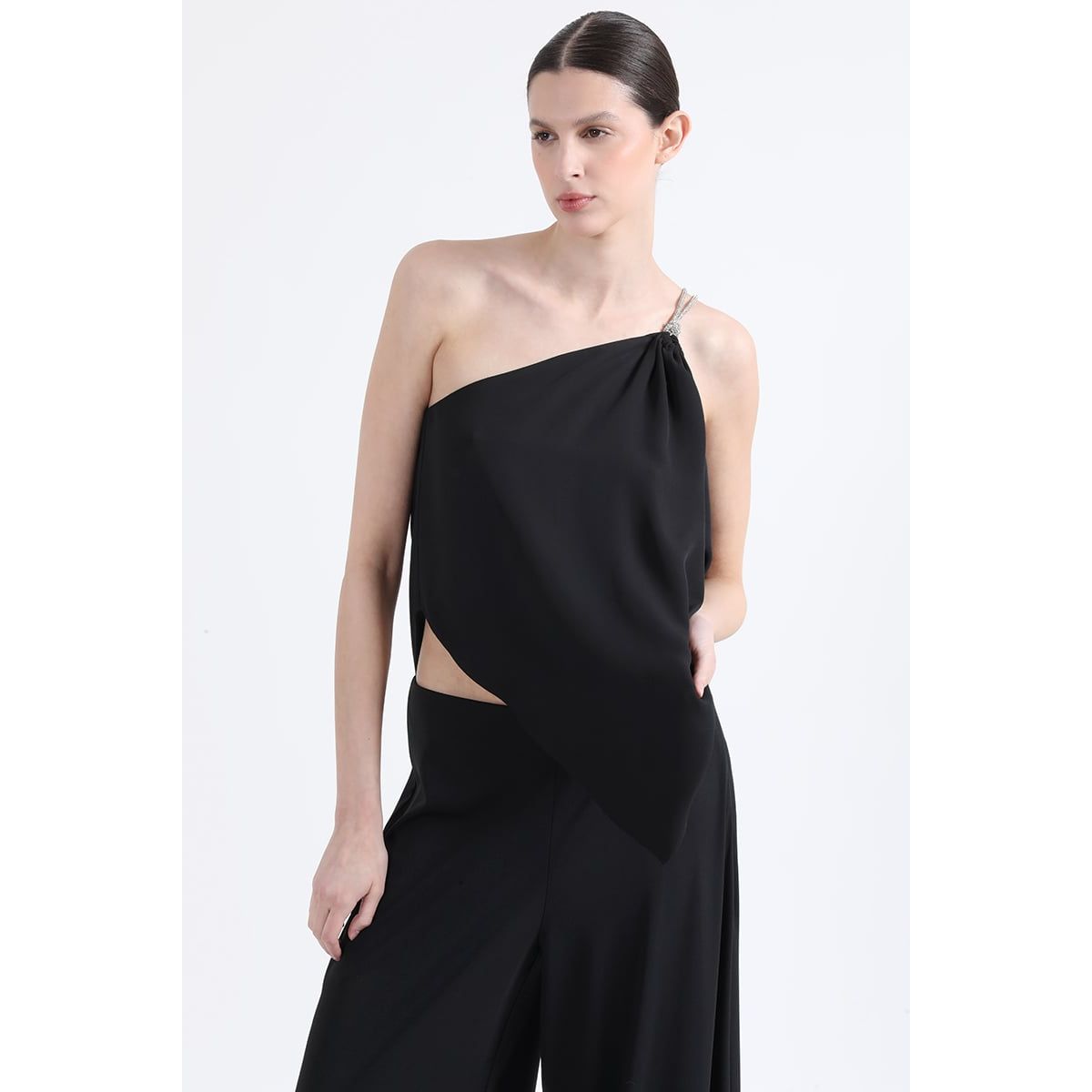 LIOLA - Top Asimetrico, Gasa Doble, Aplicación Strass, Negro Liola