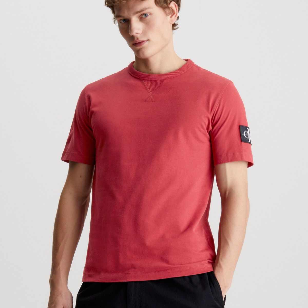 CALVIN KLEIN - Polera Badge Regular Rojo Calvin Klein