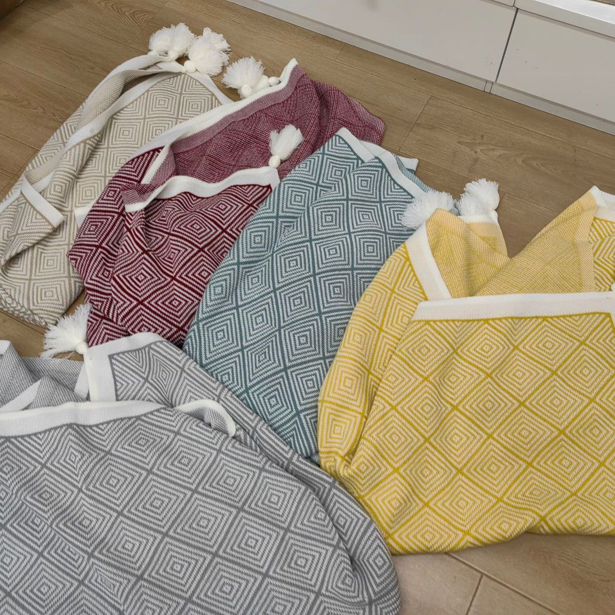 GENERICO - Mantas Decorativas con Rombos Cafe, Medidas 127 cm x 175 cm