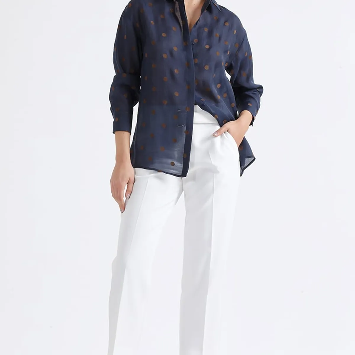 LIOLA - Blusa Semi Transparente Puntos Folk, Azul Liola