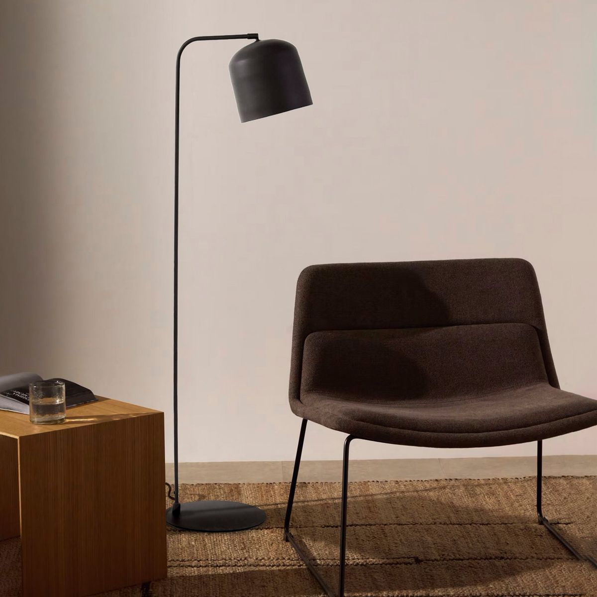 FORM DESIGN - Lámpara de Pie Aleso Negro Form