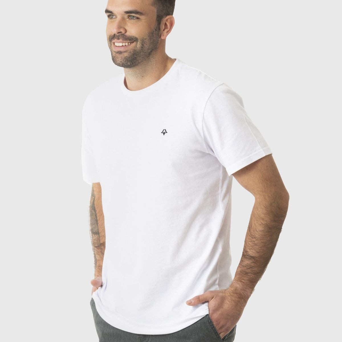KIVUL - Polera Hombre Kivul Logo Reciclada Blanco