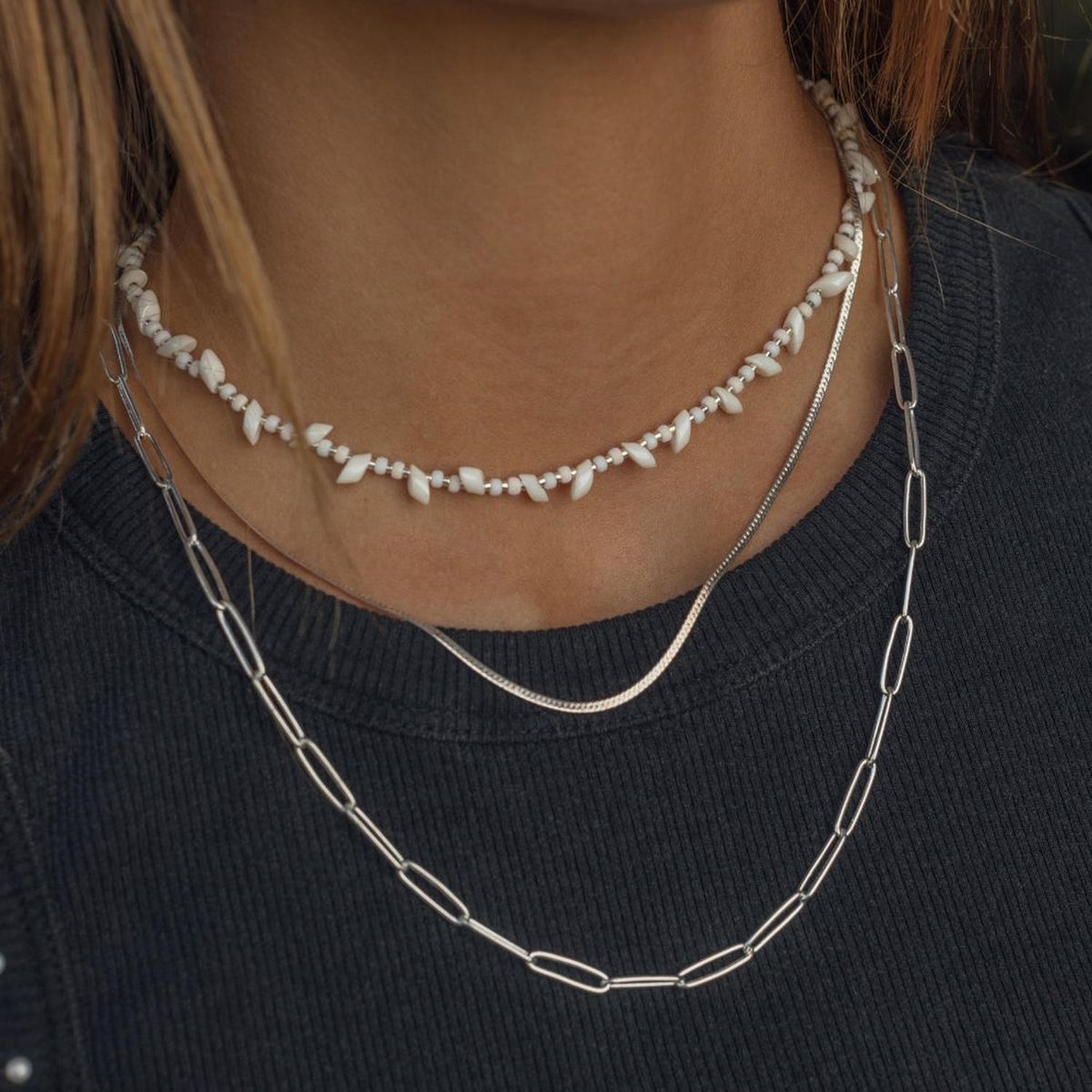 ZAZU - Collar Irregular Blanco y Plateado