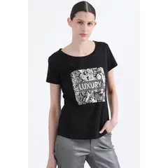 LIOLA - Polera Algodón Spandex, Con Estampado Folia, Negro