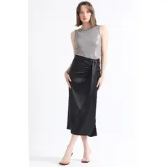 LIOLA - Falda Midi Cruce Asimetrico, Satin Negro