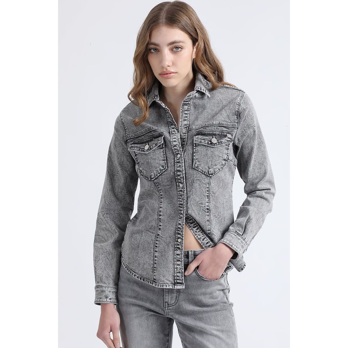 LIOLA - Camisa Denim Entallada, Broches Strass, Gris Liola