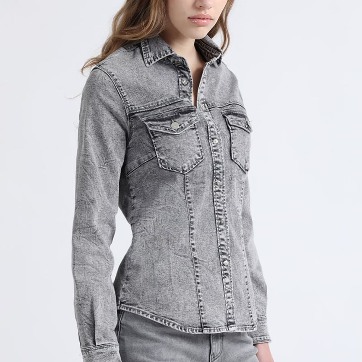 LIOLA - Camisa Denim Entallada, Broches Strass, Gris Liola