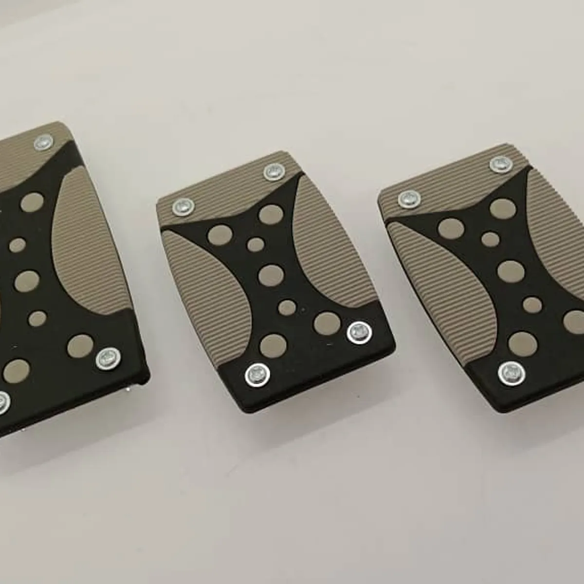 GENERICO - Set cubre pedales auto 3 piezas aluminio y goma Negro gris