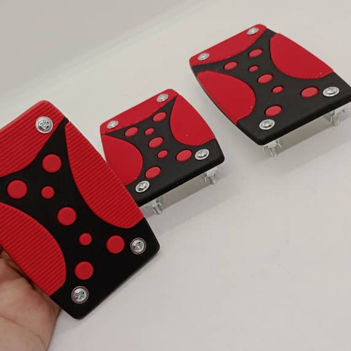 GENERICO - Set cubre pedales auto 3 piezas aluminio y goma Negro rojo