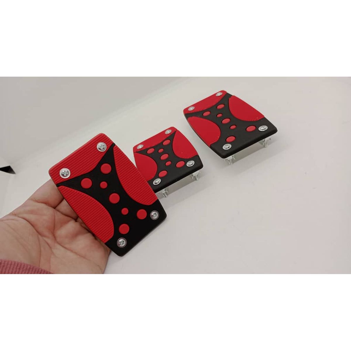 GENERICO - Set cubre pedales auto 3 piezas aluminio y goma Negro rojo