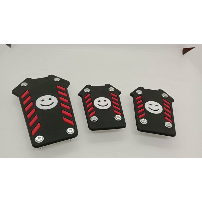 GENERICO - Set cubre pedales auto 3 piezas aluminio y goma carita rojo