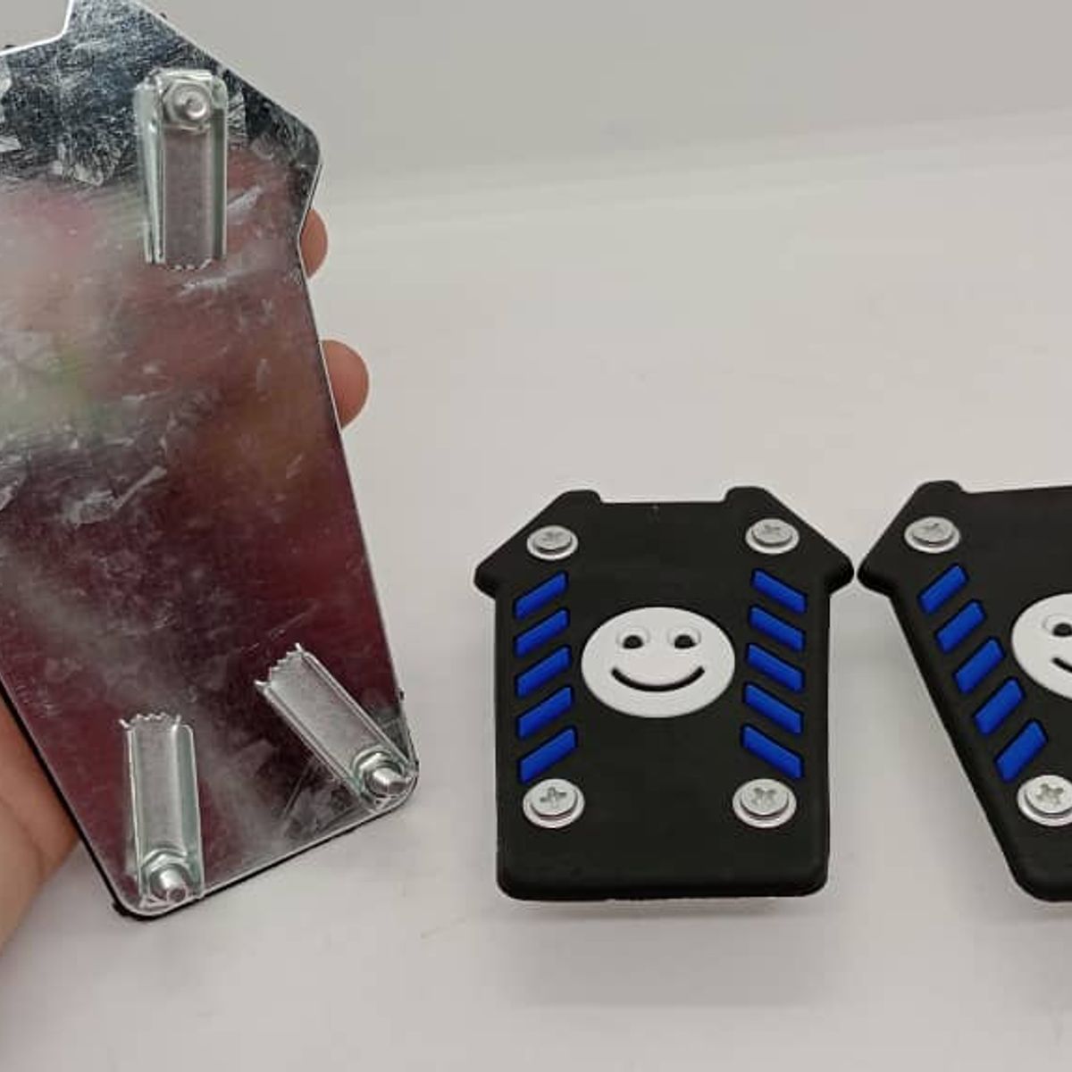 GENERICO - Set cubre pedales auto 3 piezas aluminio y goma carita azul