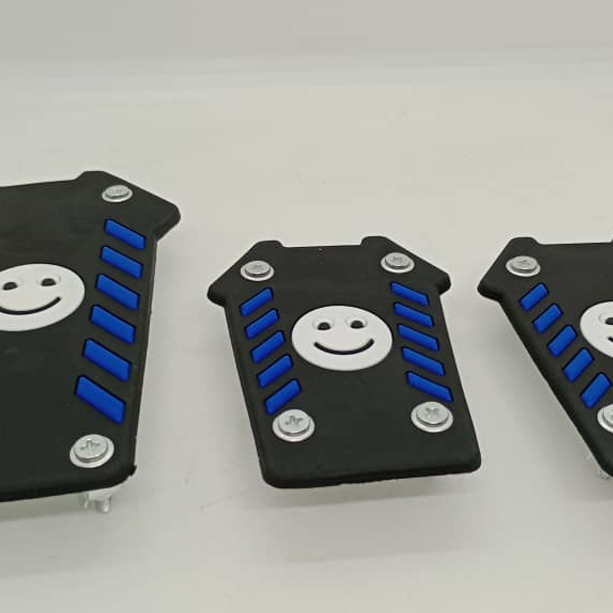 GENERICO - Set cubre pedales auto 3 piezas aluminio y goma carita azul