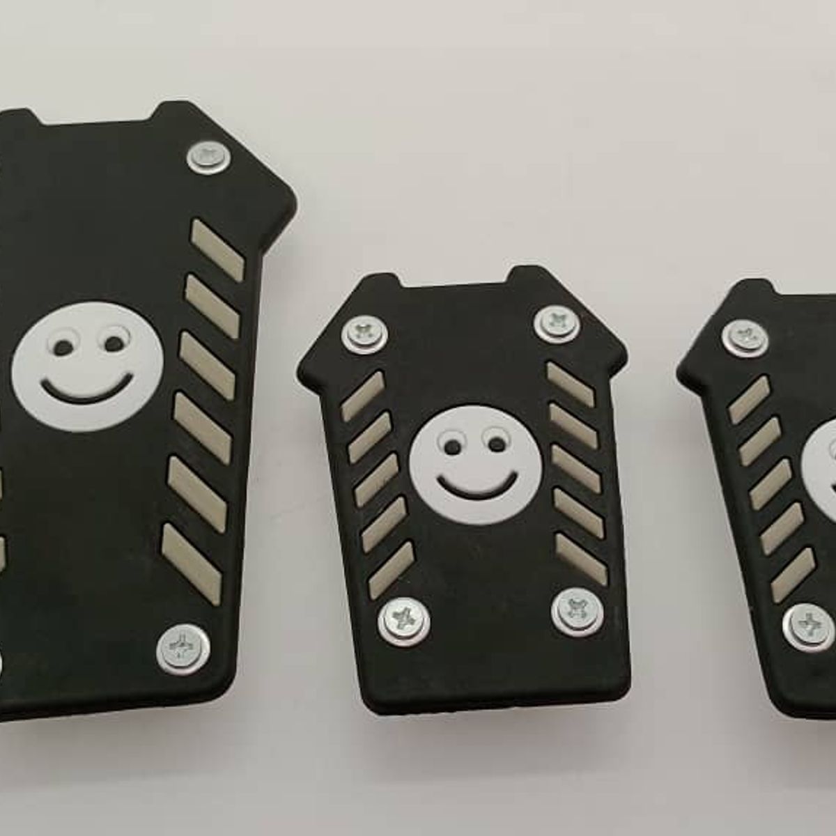 GENERICO - Set cubre pedales auto 3 piezas aluminio y goma carita gris