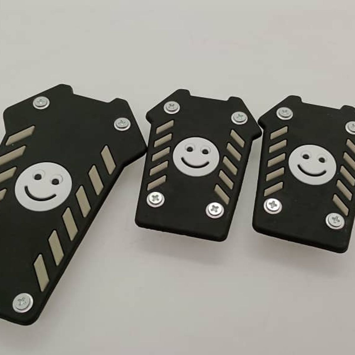 GENERICO - Set cubre pedales auto 3 piezas aluminio y goma carita gris