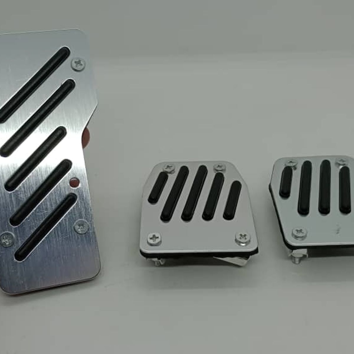 GENERICO - Set cubre pedales de auto 3 piezas aluminio y goma Cromado