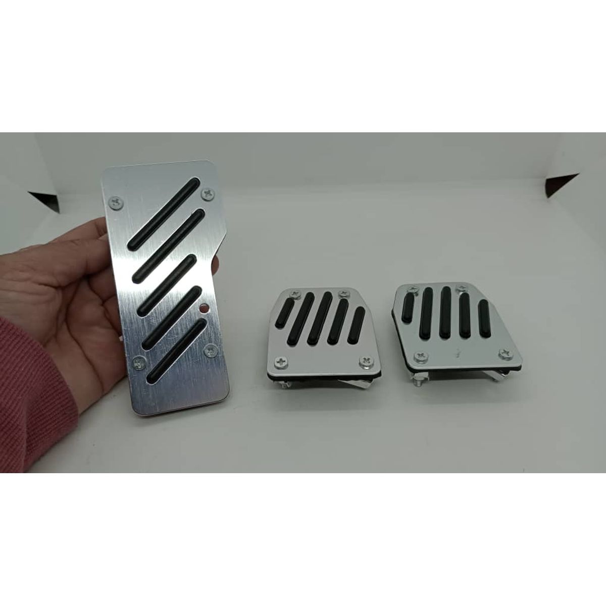 GENERICO - Set cubre pedales de auto 3 piezas aluminio y goma Cromado