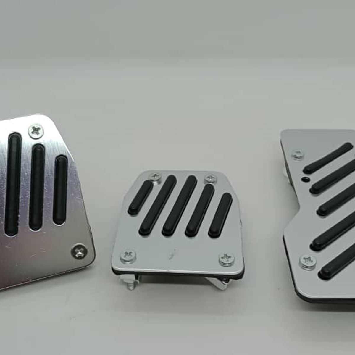 GENERICO - Set cubre pedales de auto 3 piezas aluminio y goma Cromado