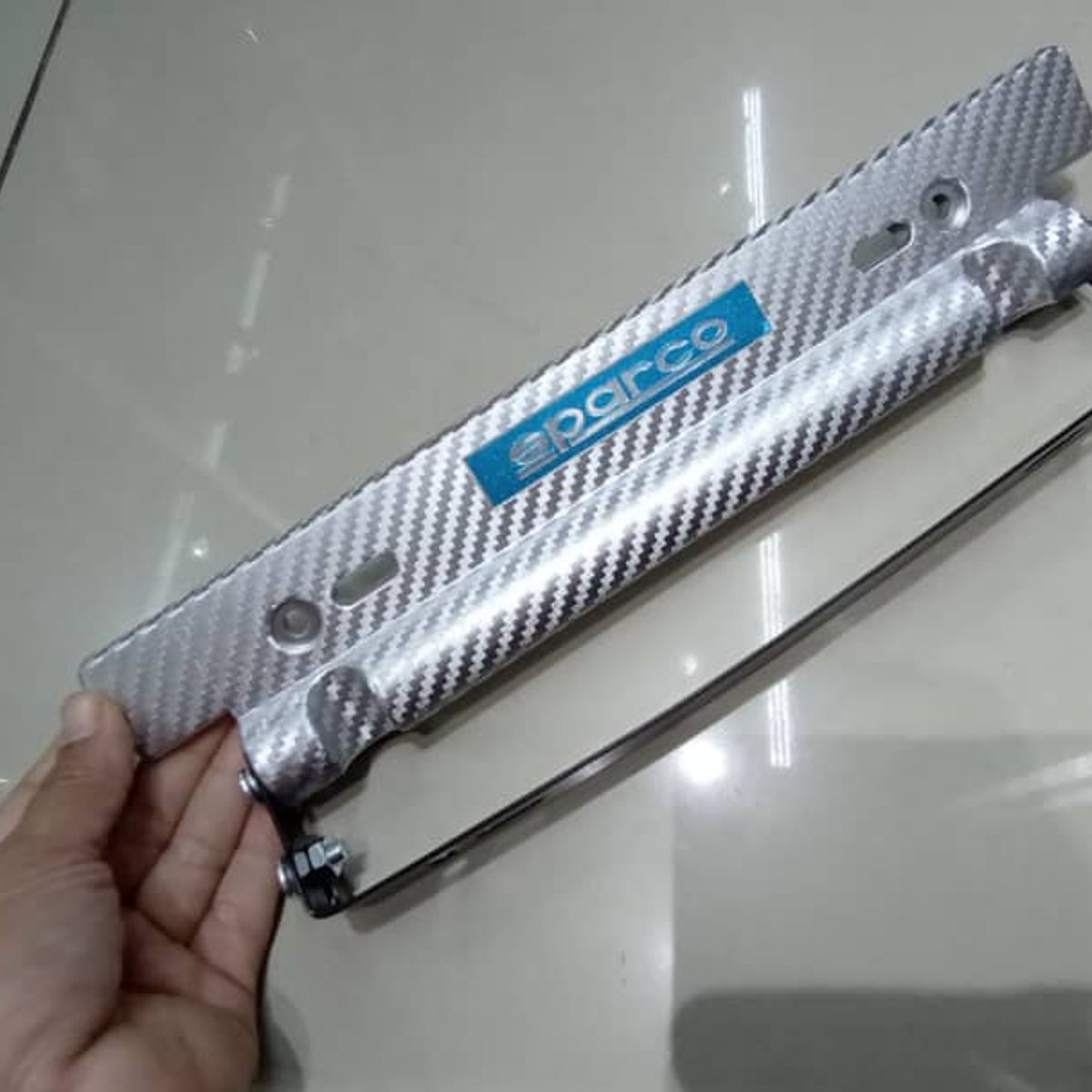 GENERICO - X1 Porta placa auto tipo fibra carbono plateado sparco