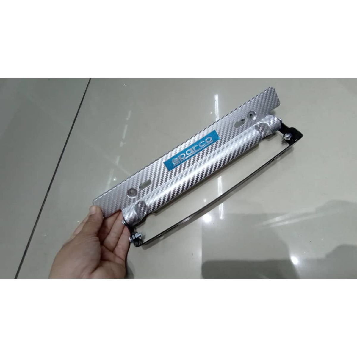 GENERICO - X1 Porta placa auto tipo fibra carbono plateado sparco