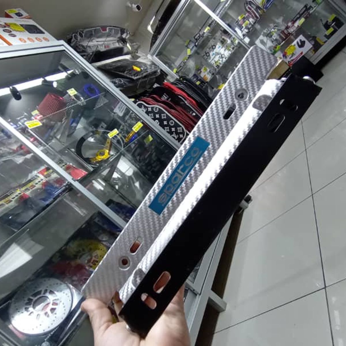 GENERICO - X1 Porta placa auto tipo fibra carbono plateado sparco