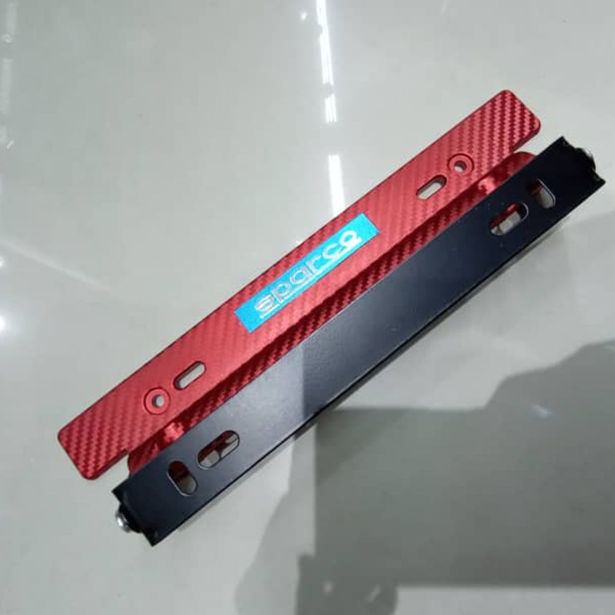 GENERICO - X1 Porta placa auto tipo fibra carbono rojo sparco