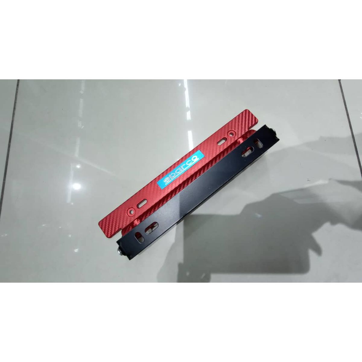 GENERICO - X1 Porta placa auto tipo fibra carbono rojo sparco