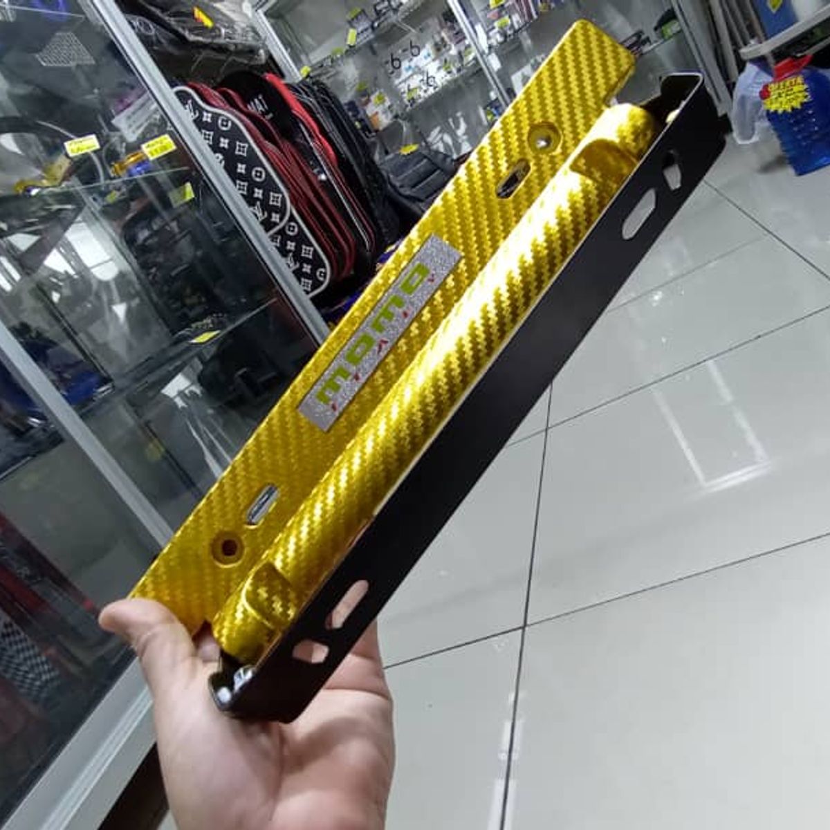 GENERICO - X1 Porta placa auto tipo fibra carbono dorado momo