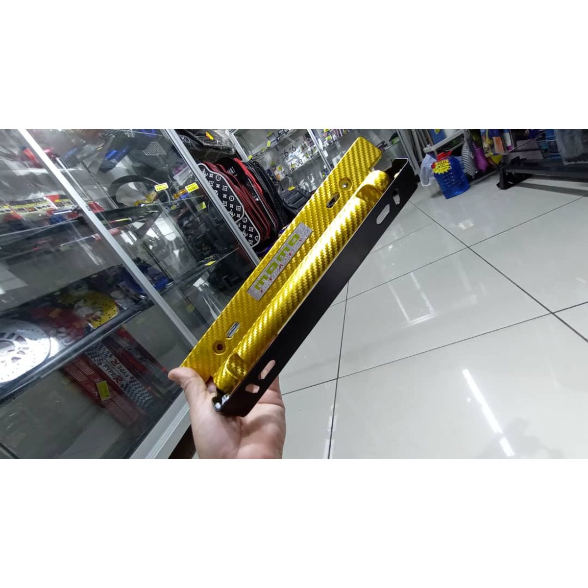 GENERICO - X1 Porta placa auto tipo fibra carbono dorado momo