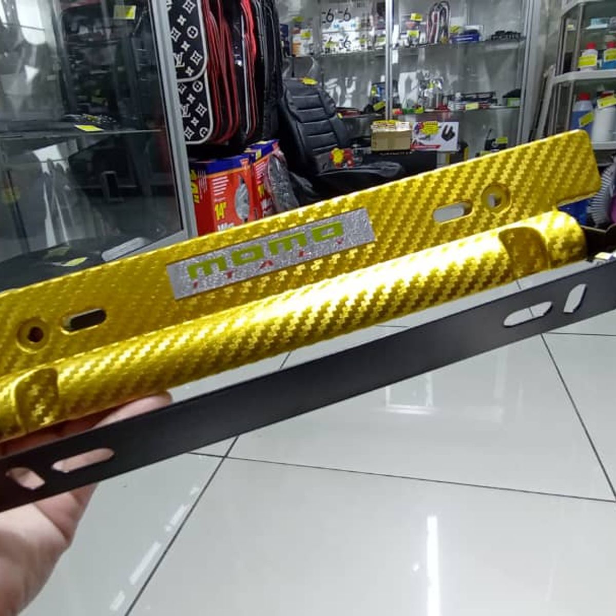 GENERICO - X1 Porta placa auto tipo fibra carbono dorado momo