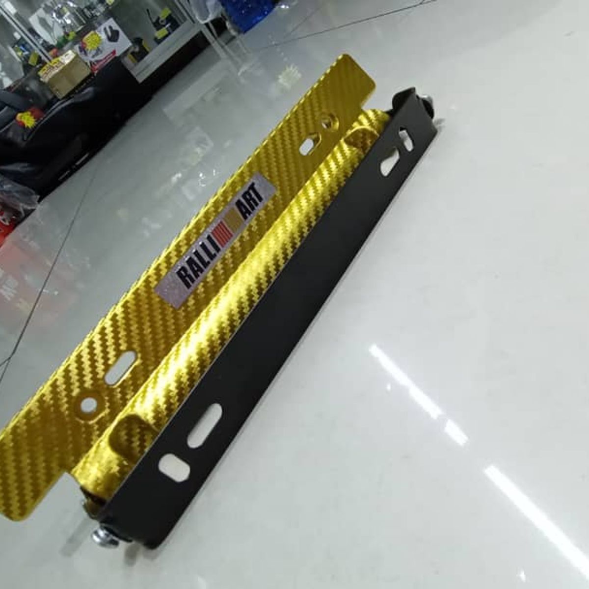 GENERICO - X1 Porta placa auto tipo fibra carbono dorado ralli art