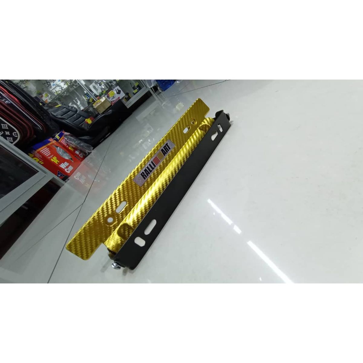 GENERICO - X1 Porta placa auto tipo fibra carbono dorado ralli art