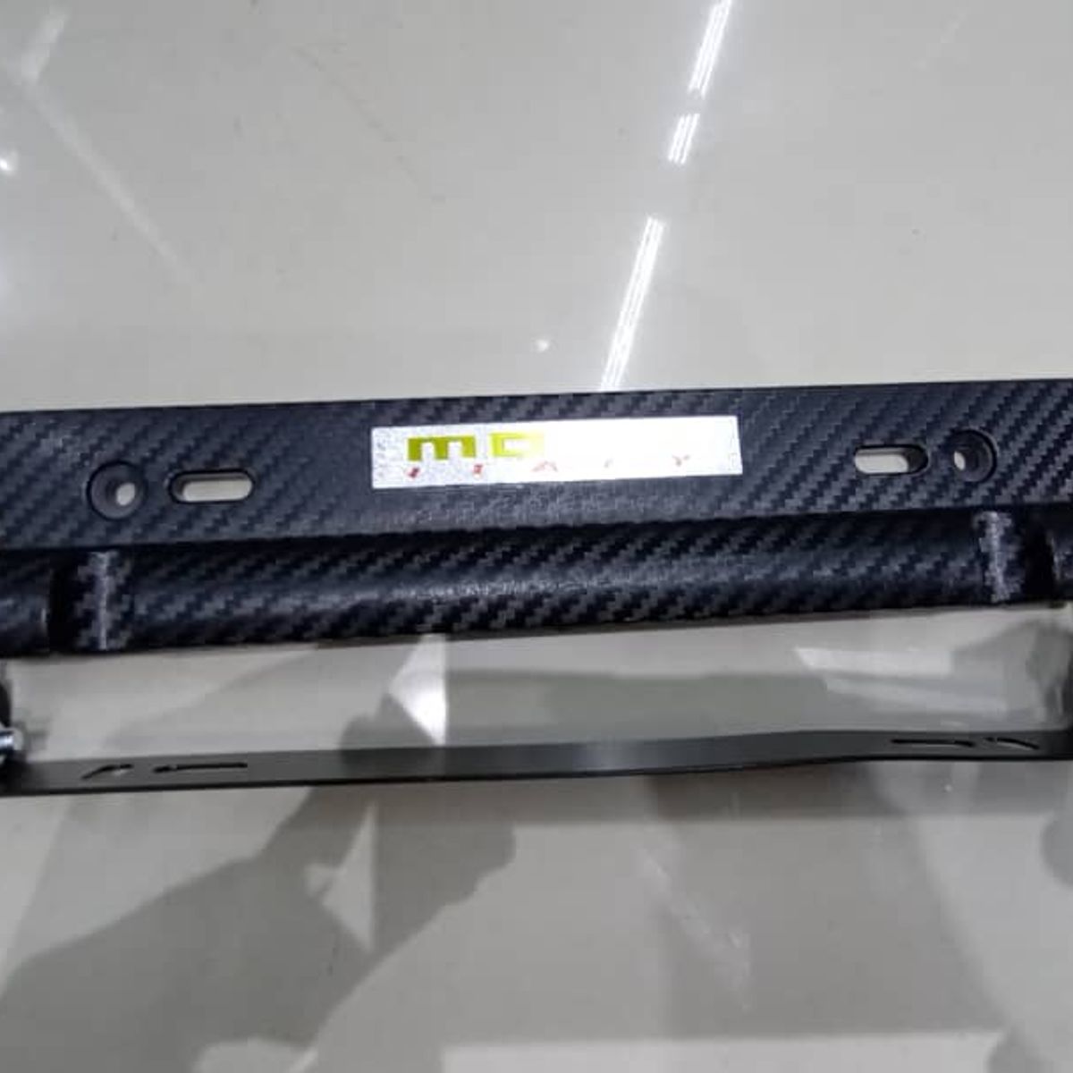 GENERICO - X1 Porta placa auto tipo fibra carbono negro momo