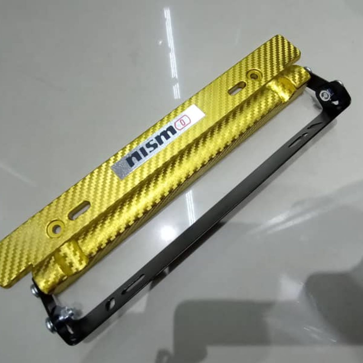 GENERICO - X1 Porta placa auto tipo fibra carbono dorado nismo