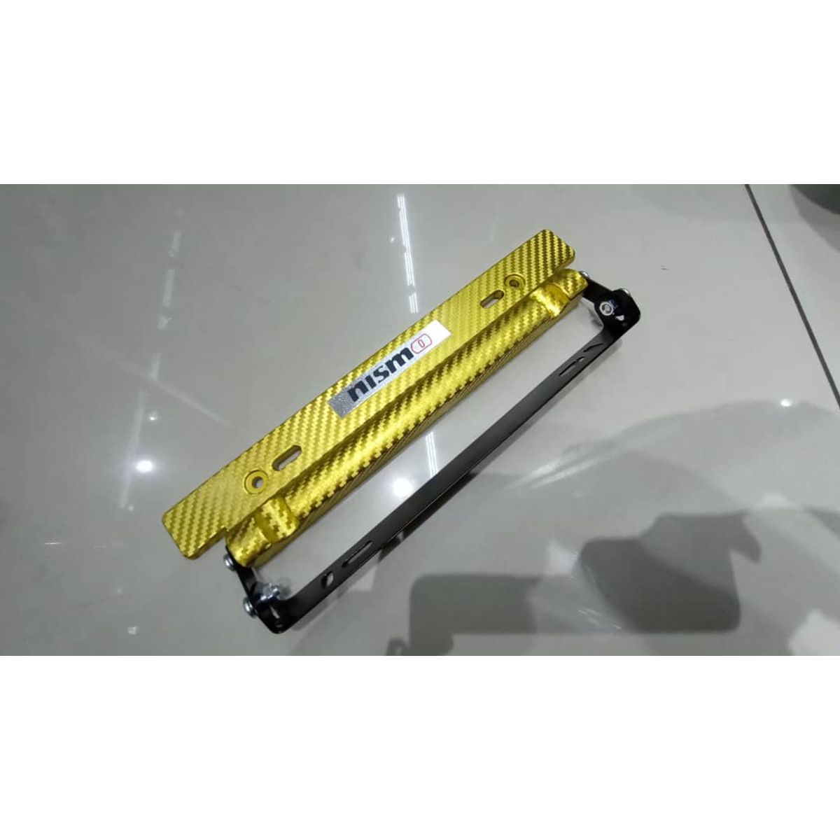 GENERICO - X1 Porta placa auto tipo fibra carbono dorado nismo