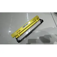 GENERICO - X1 Porta placa auto tipo fibra carbono dorado nismo