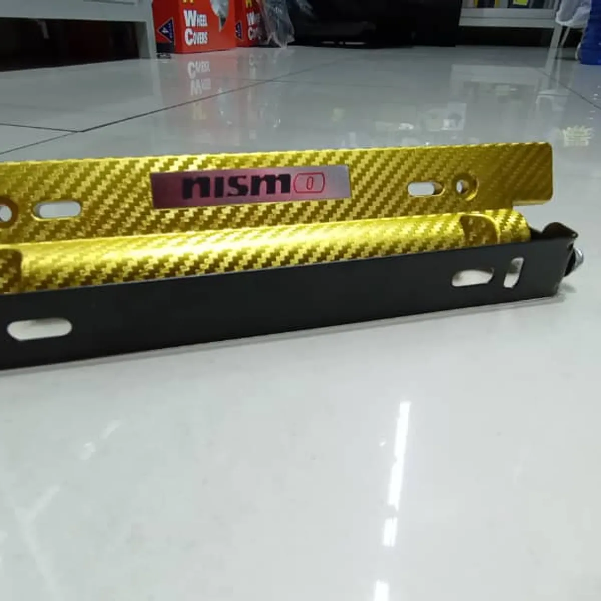 GENERICO - X1 Porta placa auto tipo fibra carbono dorado nismo