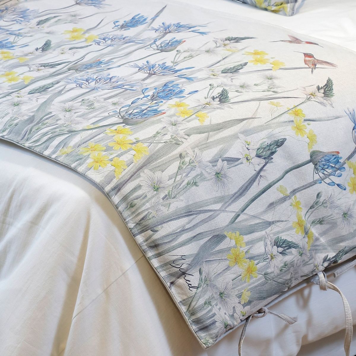 MARGARITA SCHEEL BY CASA ALVARINHO - Piecera Jardín Agapantos 1.40 x 0.70