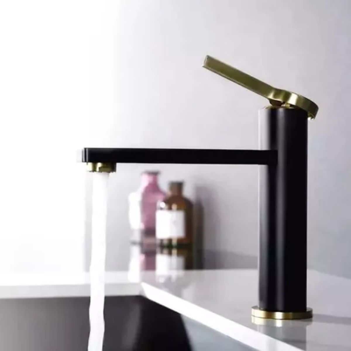 GENERICO - Llave Grifo Lavamanos Metalica Baja Negra con Dorado