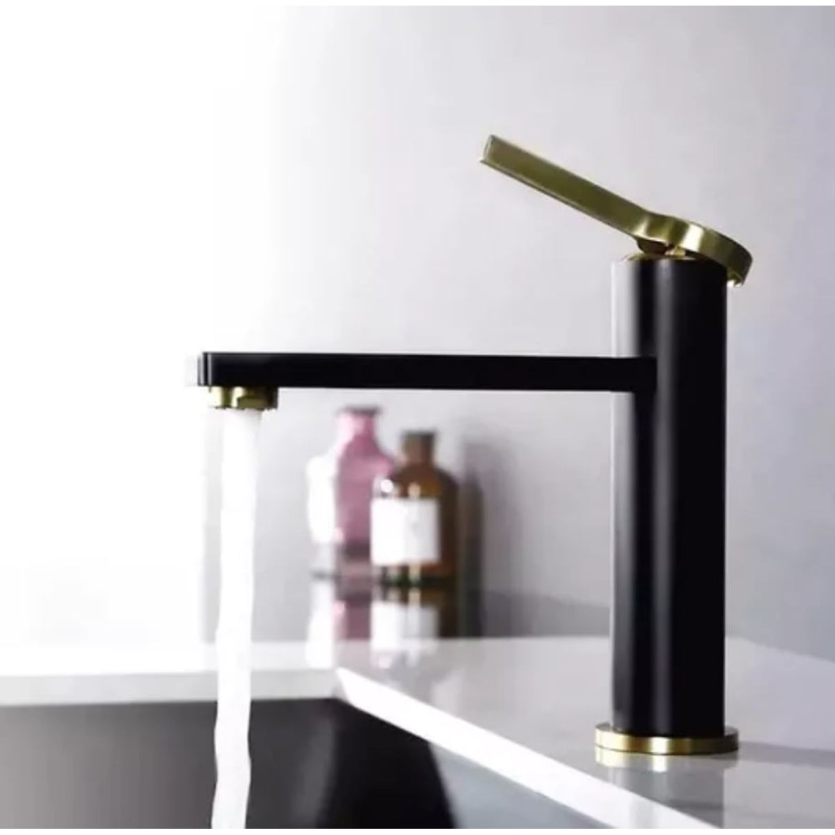 GENERICO - Llave Grifo Lavamanos Metalica Baja Negra con Dorado