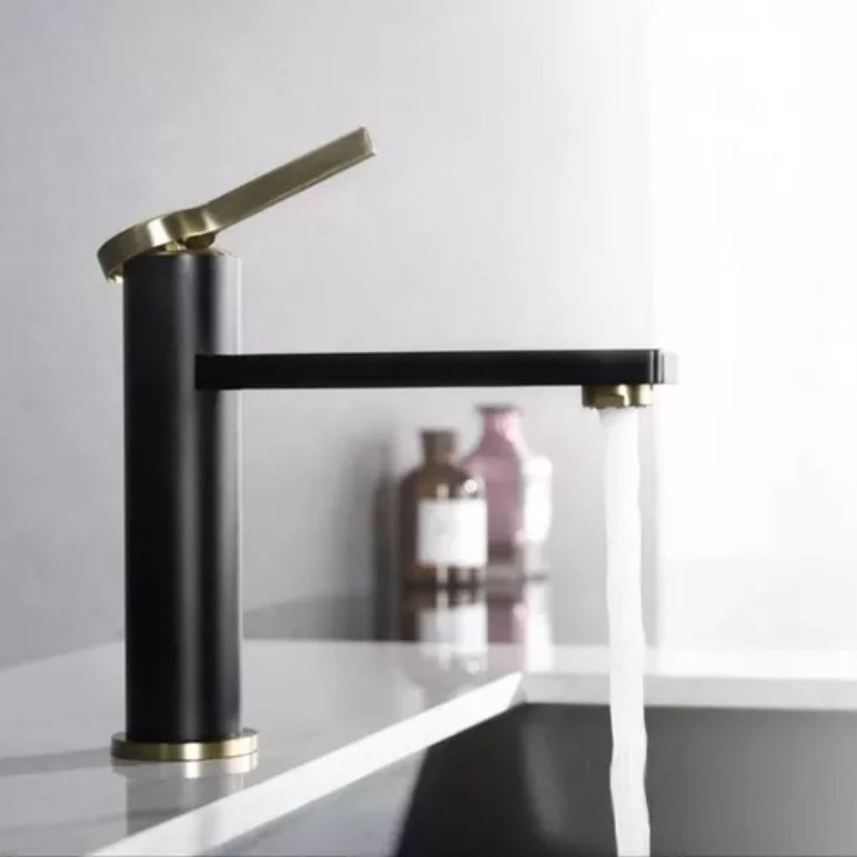 GENERICO - Llave Grifo Lavamanos Metalica Baja Negra con Dorado