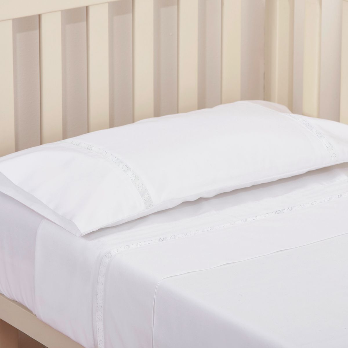 NINA HERRERA - Sábana Básica Manu Flor Blanca 220 Hilos Cuna
