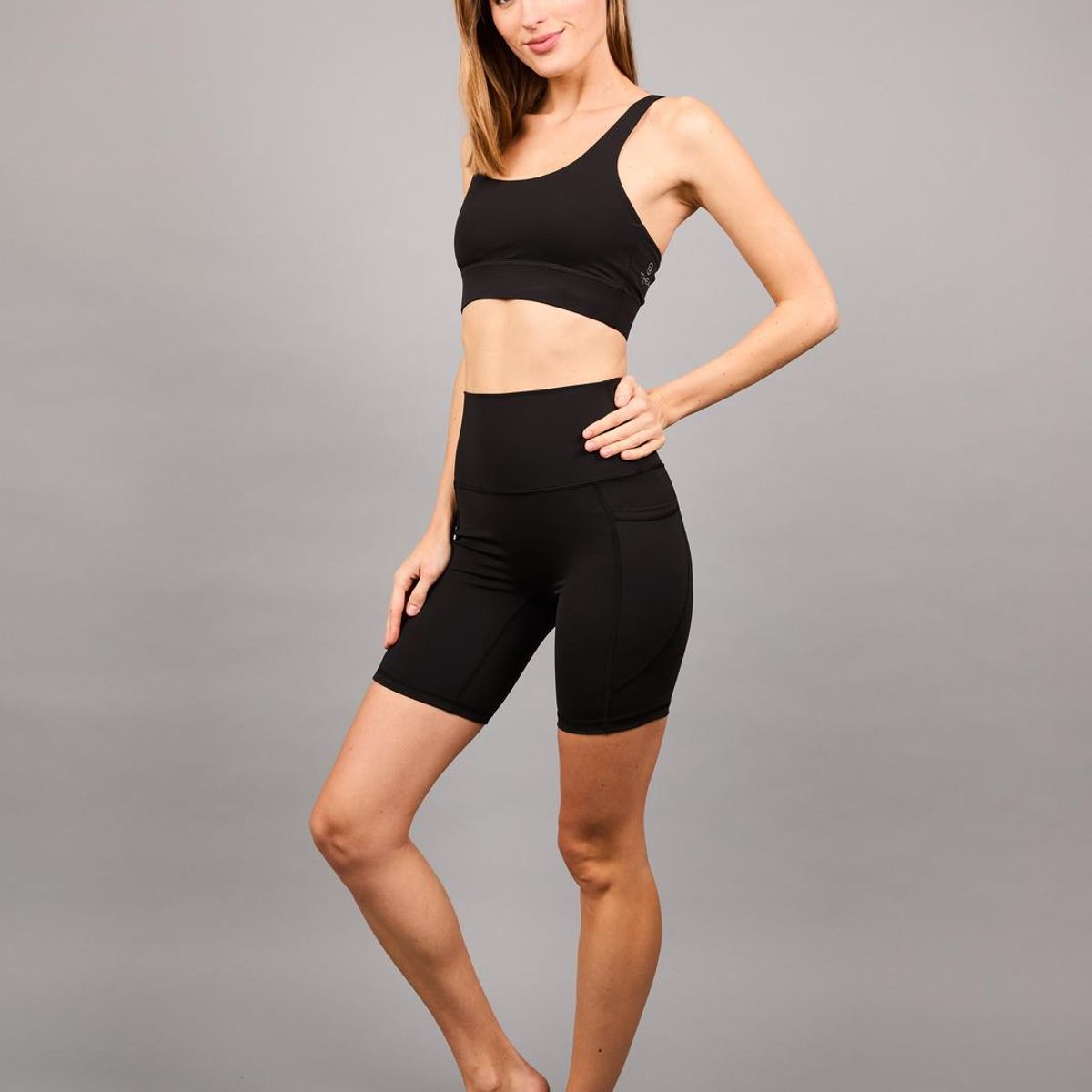 THEA - Legging Cortas Bolsillos Laterales Ambar Black